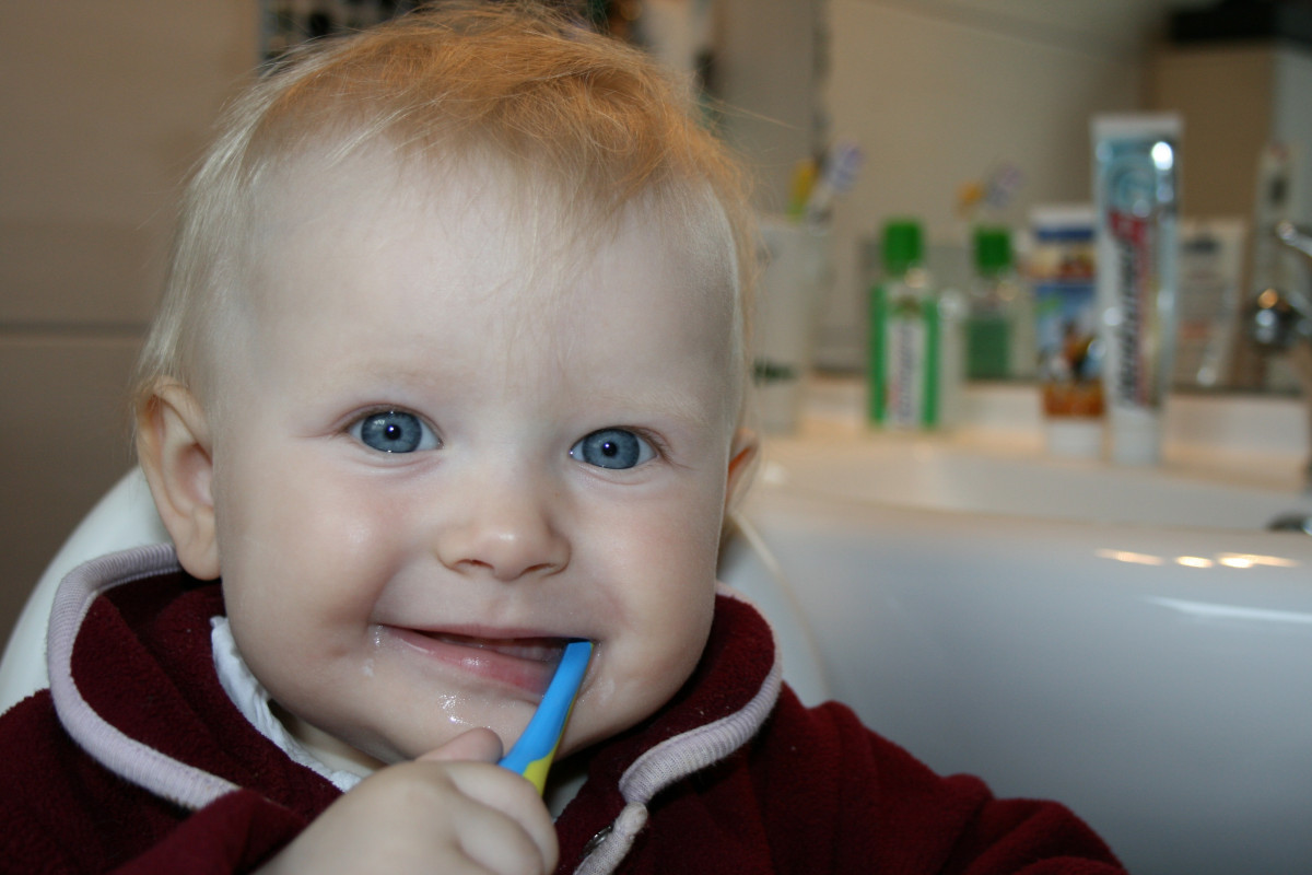 2 Steps to Brush Baby's Teeth